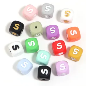 Perles carrees en silicone lettre vue de detail pour accessoires de bijoux bracelet DIY.