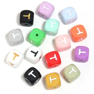 Perles carrées en silicone colorées avec trou droit pour la fabrication de bijoux DIY.