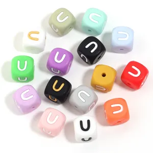Perles carrees en silicone colore avec lettres imprimees pour la fabrication de bijoux DIY.