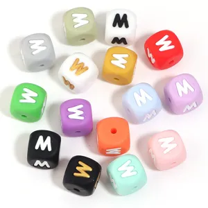 Perles carrées en silicone colorées avec trous pour bracelets DIY et accessoires.