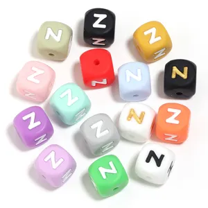 Perles carrées en silicone lettres vue détaillée, accessoires bijoux bracelet DIY.