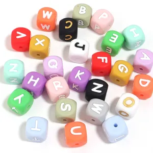 Perles alphabet carrees en silicone colorees avec trous droits pour la creation de bijoux.