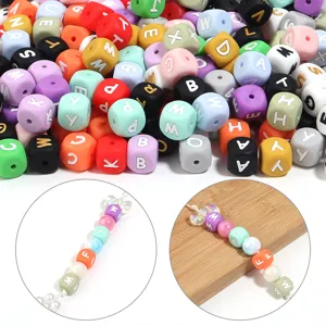 Perles alphabet carrees en silicone colore pour fabrication de bijoux de bracelet DIY.