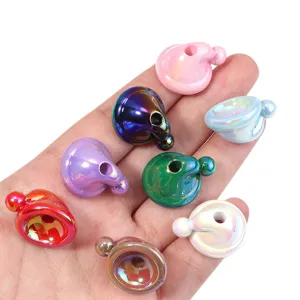 Gros plan détail de perles acryliques colorées en forme de bonnet de Noël coloré.