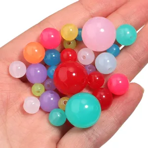 Acryl Jelly Perlen Detailaufnahme, bunte lose Perlen fuer DIY handgemachte Schmuck Accessoires.