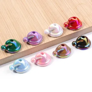 Vue détaillée de perles colorées irisées en acrylique en forme de bonnets de Noël DIY.