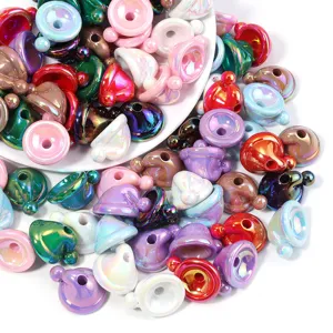 Gros plan de perles chapeau de Noël en acrylique irisées colorées pour fabrication bijoux DIY.