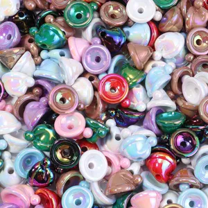Gros plan en détail de perles en acrylique colorées galvanisées en forme de bonnet.