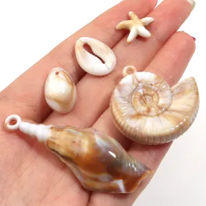 Vue détaillée de breloques pendentifs coquillage et étoile de mer en acrylique pour bijoux faits.