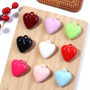 Bunte Acryl Herz Anhänger Detailansicht, glänzendes Finish, ideal für DIY Schmuck und Basteln.