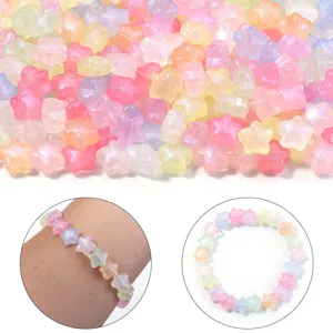Nahaufnahme bunt Acryl Sternperlen Detail, perfekt für DIY Schmuckherstellung und Armbänder.