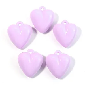 Nahaufnahme des helllila Acryl Herz Anhängers, ideal für DIY Schmuckherstellung.