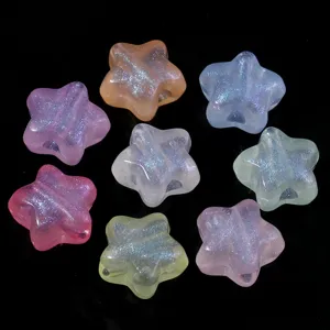 Nahaufnahme von bunten Glitzer Acryl Stern Perlen, ideal für DIY Schmuckherstellung.