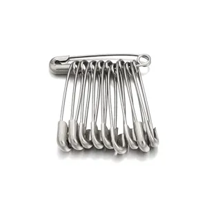 Dettaglio in primo piano set spille da balia in acciaio inossidabile, accessorio fai da te.