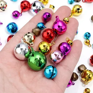 Campanelli metallici colorati in primo piano, colori caramella galvanizzati, accessori fai da te.