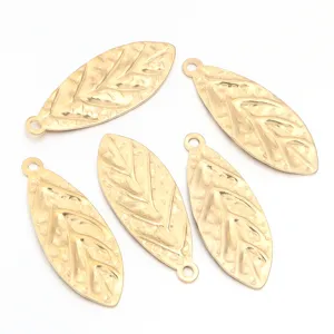 Nahaufnahme von goldenen Edelstahl-Blatt-Anhängern, ideal für DIY-Schmuckherstellung.