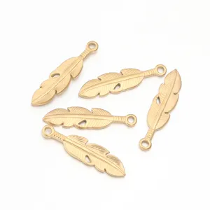 Goldene Feder Metall Anhänger Detailansicht, ideal für DIY handgemachte Halskette Armband Schmuck.