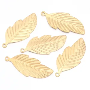 Detailaufnahme von fünf vergoldeten Blatt-Anhängern, ideal für DIY-Schmuckbasteln.
