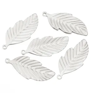 Edelstahl Blatt Anhänger Detailansicht, galvanisierte Feder Schmuckelemente für DIY-Design.