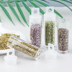 Primer plano de partículas de vidrio triturado colorido 2-4mm en tubos para decoración micro paisaje.
