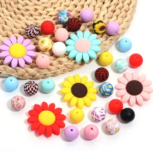 Set de cuentas de silicona coloridas con girasoles y margaritas para joyería DIY.