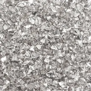 Primer plano de partículas de vidrio triturado plateado, ideal para manualidades y decoración.