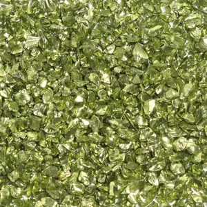 Primer plano de fragmentos de vidrio verde irregulares para micropaisaje y detalles de relleno.