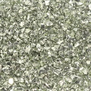 Primer plano detallado de particulas de vidrio triturado verde plateado de 2-4 mm.