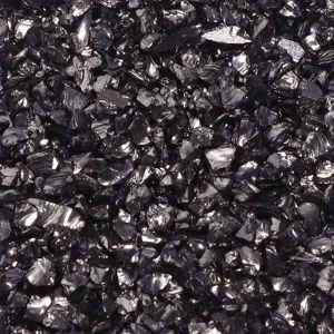Primer plano detallado de partículas de vidrio triturado negro de 2-4mm para decoración DIY.