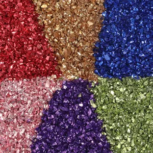 Piedras de vidrio triturado de colores 2mm-4mm para decoración DIY y micropaisaje vista superior.