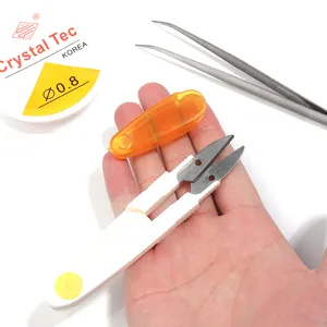 Set di attrezzi fai da te con forbici portatili, pinzette di precisione e filo di cristallo.