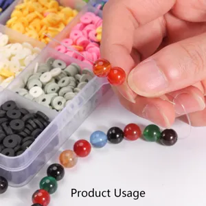 Dettaglio della creazione di gioielli fai da te con perline colorate e ago durante il lavoro.