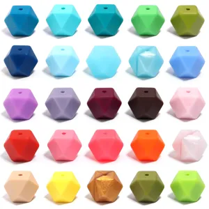 Perles géométriques facettées en silicone coloré avec des trous pour bijoux DIY et artisanat.