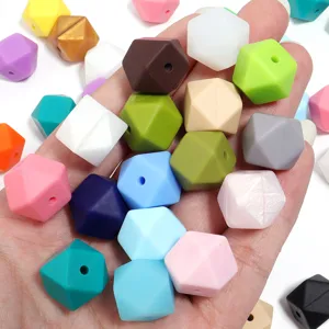 Detail de perle octogonale en silicone aux couleurs bonbon avec trou pour creations DIY.