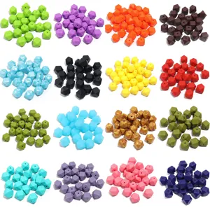 Detail de perles octogonales en silicone colorees, ideal pour bracelets DIY et accessoires.