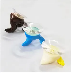 Vue détaillée de mignons crochets à ventouse en queue d'animal, en plastique utile.