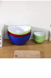 Bol à fruit en plastique coloré et grand ensemble de saladier pour la cuisine.