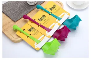 Louche à soupe Nessie créative en plastique manche long passoire cuisine détail vue