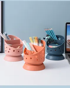 Vue détaillée de porte-stylos de bureau en plastique coloré avec motif d'étoiles.