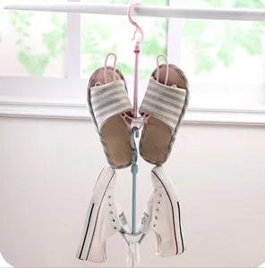 Multifunktionaler Kunststoff-Schuhtrockner mit Doppelhacken fuer den Balkongebrauch.