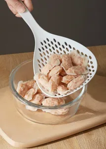 Cuillère écumoire de cuisine en plastique blanc pour égoutter les nouilles, long manche.