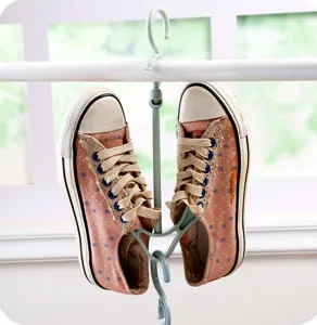 Kreativer winddichter doppelter Haken Balkon Schuhtrockner multifunktionaler Schuhaufhänger