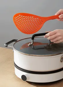 Détail écumoire en nylon de cuisine, longue poignée passoire pour égoutter, orange.