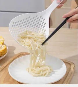 Grande écumoire à nouilles de cuisine en plastique avec long manche pour égoutter facilement.