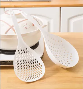 Grand écumoire de cuisine avec long manche et trous de drainage pour égoutter les nouilles.
