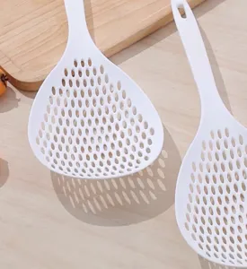 Grande écumoire de cuisine en plastique blanc avec long manche et trous de drainage pour la maison