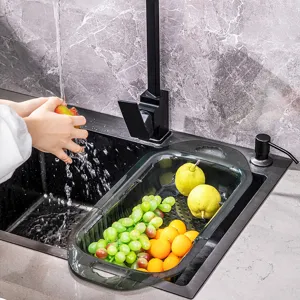 Ausziehbarer Spülen-Abtropfkorb für Küche, Obst und Gemüse, modernes dunkles Design.