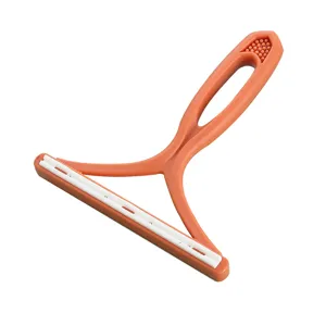 Tragbarer manueller Fusselrasierer mit orangenem Griff für Kleidung und Mäntel.