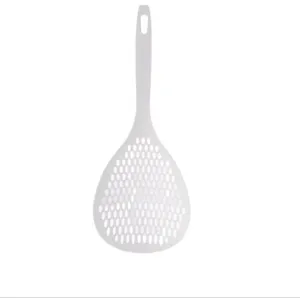 Grande ecumoire de cuisine en nylon blanc avec long manche pour egoutter les nouilles.