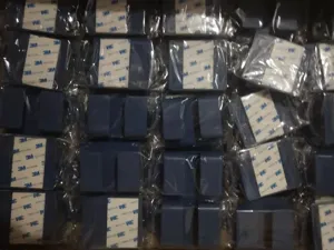Επιτοίχια θήκη αποθήκευσης σε λεπτομέρεια με μπλε πλαστικές βάσεις αυτοκόλλητες.